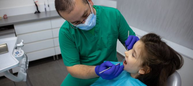 Fluoryzacja zębów u dzieci i dorosłych — co warto wiedzieć?